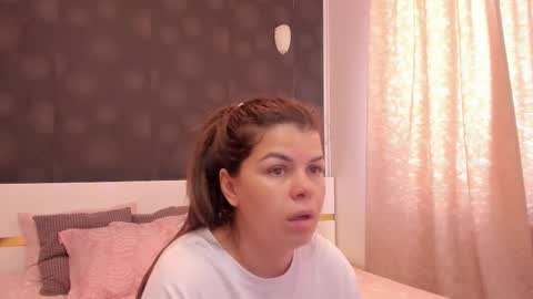 Snapshot of elisetyler89 chatting on November 3, 2025, 8:59 am Elly online show from November 3, 2025, 8:59 am