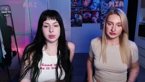 Snapshot of eliza_benet_ chatting on October 10, 2025, 1:43 pm Ari online show from October 10, 2025, 1:43 pm