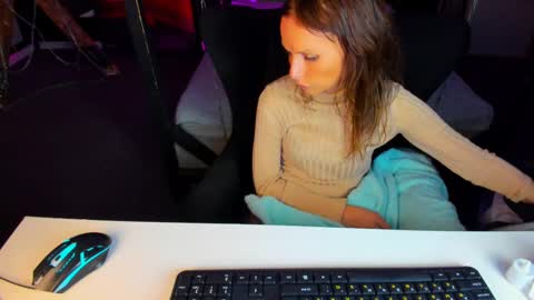 Elizabethangel online show from March 6, 2025, 5:43 pm