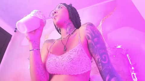 Snapshot of elizabeth_roman chatting on February 13, 2025, 4:00 am Montserrath online show from February 13, 2025, 4:00 am