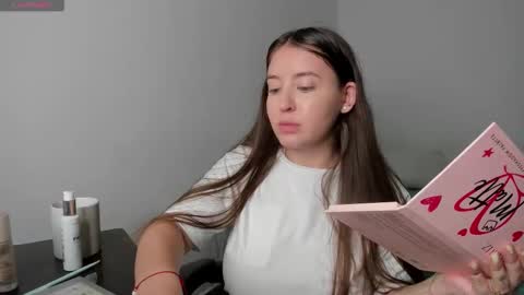 Snapshot of elizabethliones01 chatting on November 17, 2025, 4:35 pm instgram aly leiv17 ---- Im model-independent online show from November 17, 2025, 4:35 pm