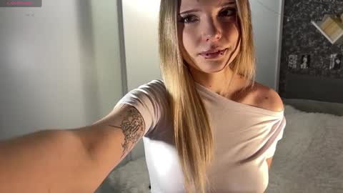 Mia online show from April 5, 2026, 4:04 pm