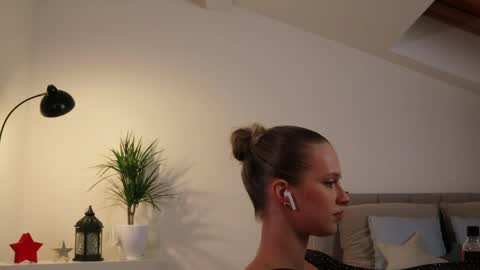 Ella online show from February 9, 2025, 10:21 pm