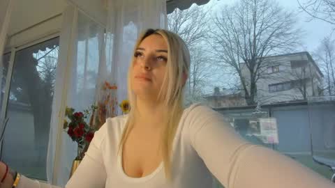 ella_vee online show from March 31, 2026, 4:35 am