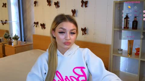 Snapshot of ellamilla chatting on December 24, 2024, 8:33 am ellamilla online show from December 24, 2024, 8:33 am