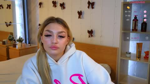 Snapshot of ellamilla chatting on December 24, 2024, 11:38 am ellamilla online show from December 24, 2024, 11:38 am