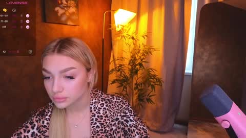 Snapshot of ellamilla chatting on January 14, 2025, 9:35 am ellamilla online show from January 14, 2025, 9:35 am