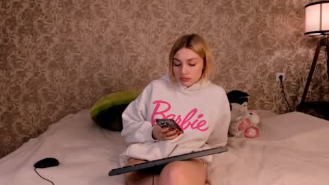 Snapshot of ellamilla chatting on March 4, 2025, 10:49 pm ellamilla online show from March 4, 2025, 10:49 pm