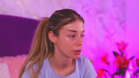 EllinaNuria online show from February 24, 2026, 4:43 am