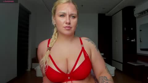 Snapshot of elly_blondy chatting on July 5, 2026, 4:14 pm Elly online show from July 5, 2026, 4:14 pm