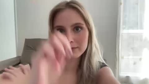 ellykeyofficial online show from April 25, 2026, 3:53 pm