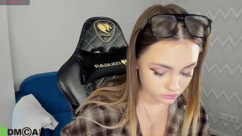 elsa_carterr online show from November 12, 2025, 1:11 pm