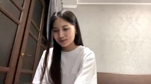 Mia online show from April 6, 2026, 6:42 pm