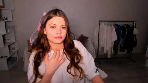 Luna online show from November 4, 2025, 3:22 pm