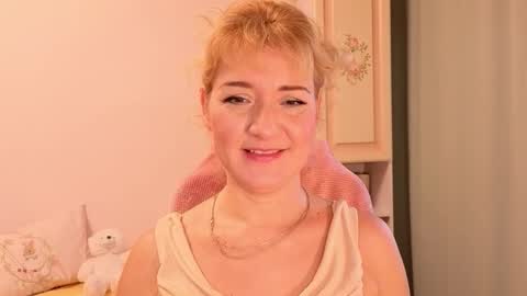 Elvira online show from November 21, 2025, 7:51 am