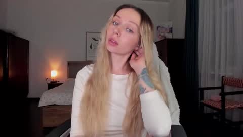 Emilie online show from December 14, 2025, 6:34 pm