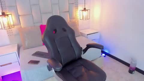 Snapshot of emelie_ch_ chatting on December 4, 2024, 11:02 pm Emily  online show from December 4, 2024, 11:02 pm