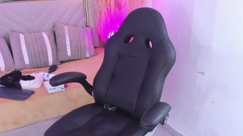 Snapshot of emelie_ch_ chatting on December 12, 2024, 8:47 am Emily  online show from December 12, 2024, 8:47 am