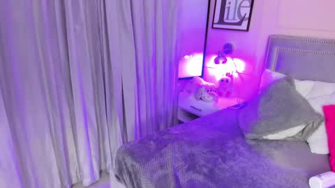 Snapshot of emelie_ch_ chatting on December 20, 2024, 12:52 am Emily  online show from December 20, 2024, 12:52 am