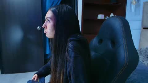 Snapshot of emelie_ch_ chatting on December 31, 2024, 12:32 am Emily  online show from December 31, 2024, 12:32 am