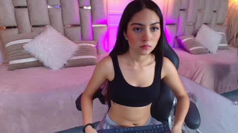 Snapshot of emelie_ch_ chatting on January 10, 2025, 5:37 am Emily  online show from January 10, 2025, 5:37 am