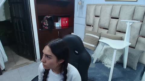 Snapshot of emelie_ch_ chatting on January 17, 2025, 2:08 am Emily  online show from January 17, 2025, 2:08 am