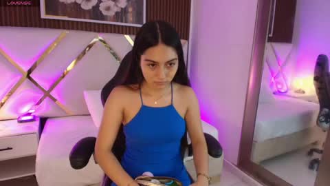 Snapshot of emelie_ch_ chatting on May 8, 2026, 5:35 am Emily online show from May 8, 2026, 5:35 am