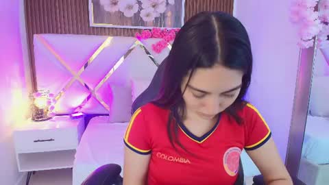 Snapshot of emelie_ch_ chatting on July 4, 2026, 12:17 am Emily online show from July 4, 2026, 12:17 am