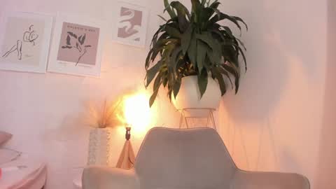 Snapshot of emely_deluxe chatting on March 7, 2025, 3:18 pm Emely online show from March 7, 2025, 3:18 pm