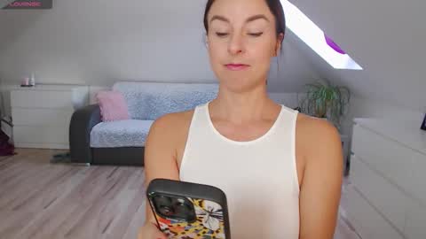 Snapshot of emerald_kittycat chatting on September 19, 2025, 9:54 am just me online show from September 19, 2025, 9:54 am