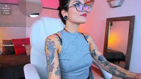 Esmeralda online show from November 12, 2025, 1:33 pm