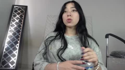 Snapshot of emiantonella_ chatting on October 7, 2025, 8:39 pm Antonella  online show from October 7, 2025, 8:39 pm