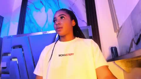 Snapshot of emii_brown chatting on May 15, 2026, 2:29 am Emy online show from May 15, 2026, 2:29 am