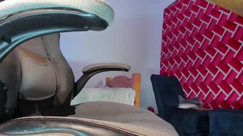 Emi online show from April 7, 2026, 9:15 pm