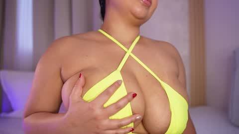 Snapshot of emiily_bell chatting on December 5, 2024, 9:39 pm online show from December 5, 2024, 9:39 pm