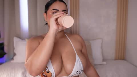 Snapshot of emiily_bell chatting on December 25, 2024, 9:54 pm online show from December 25, 2024, 9:54 pm