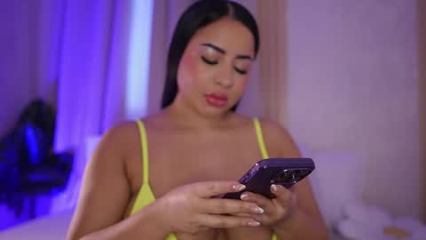 Snapshot of emiily_bell chatting on February 18, 2025, 10:36 pm online show from February 18, 2025, 10:36 pm