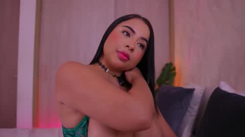 Snapshot of emiily_bell chatting on September 12, 2025, 8:31 pm online show from September 12, 2025, 8:31 pm