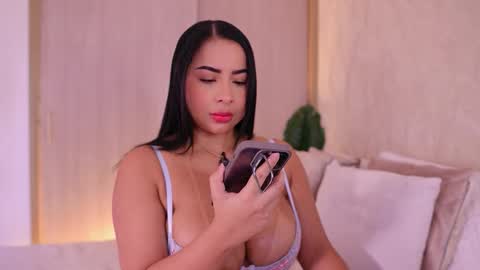 Snapshot of emiily_bell chatting on September 24, 2025, 7:17 pm online show from September 24, 2025, 7:17 pm