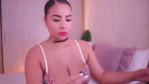 Snapshot of emiily_bell chatting on November 3, 2025, 3:02 pm online show from November 3, 2025, 3:02 pm