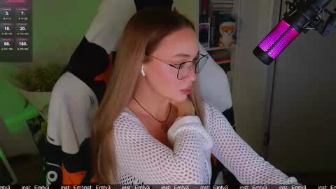 Emili online show from November 23, 2025, 1:11 pm