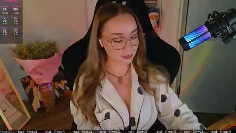 Emili online show from December 1, 2025, 11:48 am