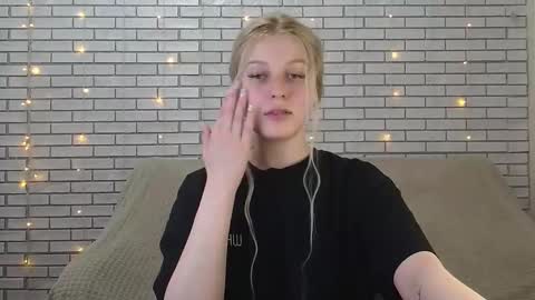 Snapshot of emiliaduchess chatting on December 10, 2024, 11:54 am Amili online show from December 10, 2024, 11:54 am