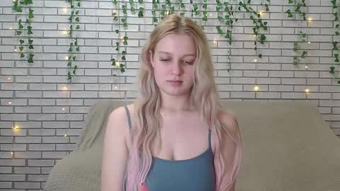 Snapshot of emiliaduchess chatting on December 15, 2024, 10:50 am Amili online show from December 15, 2024, 10:50 am