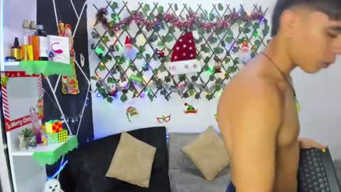 Snapshot of emilicollinss chatting on December 12, 2024, 5:31 am EMILI AND GIN online show from December 12, 2024, 5:31 am