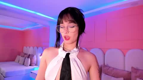 Snapshot of emilly_williamss chatting on July 6, 2026, 5:37 pm Emilly online show from July 6, 2026, 5:37 pm