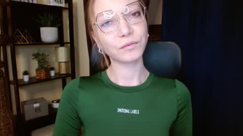 Snapshot of emilly_xkiss chatting on February 9, 2026, 6:17 am Emilly online show from February 9, 2026, 6:17 am