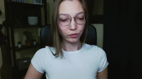 Snapshot of emilly_xkiss chatting on February 13, 2026, 6:20 am Emilly online show from February 13, 2026, 6:20 am