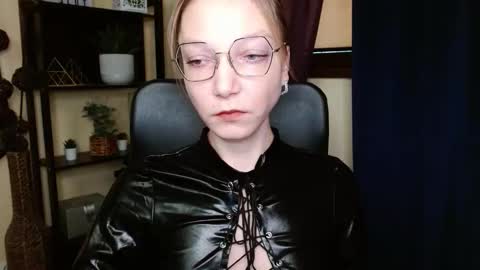 Snapshot of emilly_xkiss chatting on February 19, 2026, 7:04 am Emilly online show from February 19, 2026, 7:04 am