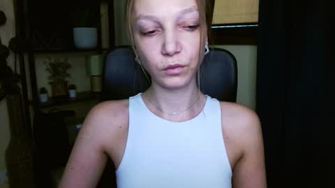 Snapshot of emilly_xkiss chatting on February 23, 2026, 12:57 pm Emilly online show from February 23, 2026, 12:57 pm